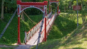wiszący, czerwony most w Viljandi Rippsild